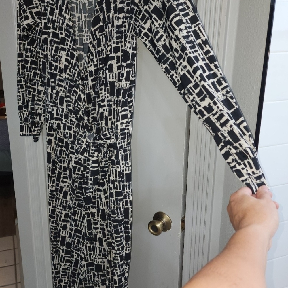 Chic Black and White Abstract Long Sleeve Dress
